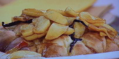 сдобные заливные булочки с глазированным яблоком