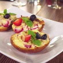 Рецепт Сладкая булочка с рикоттой, клубникой, голубикой и мятой