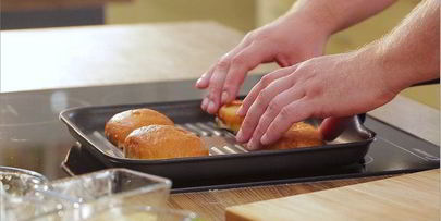 сладкая булочка с рикоттой, клубникой, голубикой и мятой