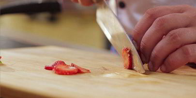 сладкая булочка с рикоттой, клубникой, голубикой и мятой