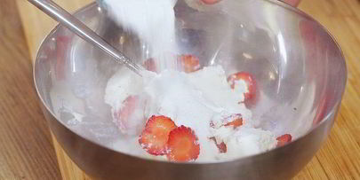 сладкая булочка с рикоттой, клубникой, голубикой и мятой