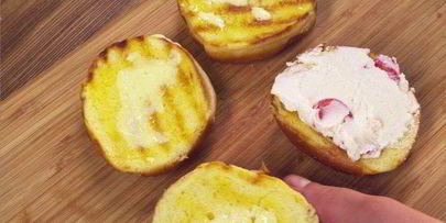 сладкая булочка с рикоттой, клубникой, голубикой и мятой