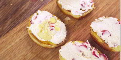 сладкая булочка с рикоттой, клубникой, голубикой и мятой