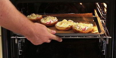 сладкая булочка с рикоттой, клубникой, голубикой и мятой