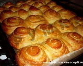 Сладкие булочки из дрожжевого теста на сыворотке