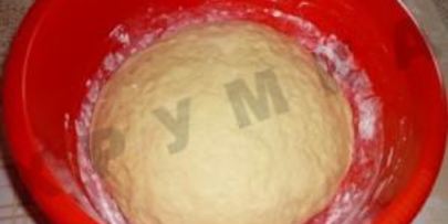 сладкие булочки из дрожжевого теста на сыворотке