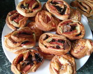 Слоеные булочки с ветчиной и зеленью