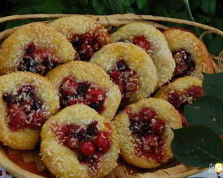 Сырные плюшки с ягодами