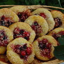 Рецепт Сырные плюшки с ягодами