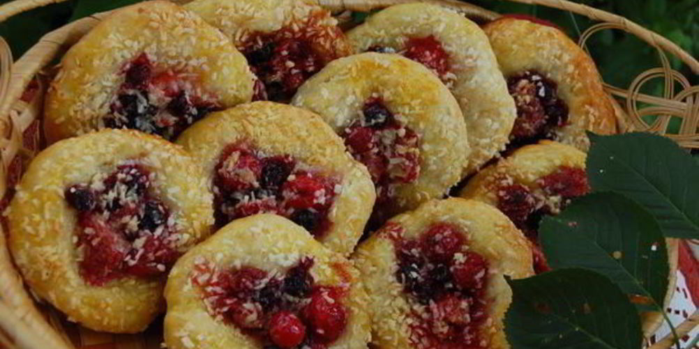 Рецепт сырных плюшек с ягодами
