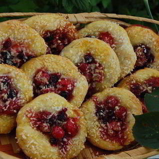 Сырные плюшки с ягодами