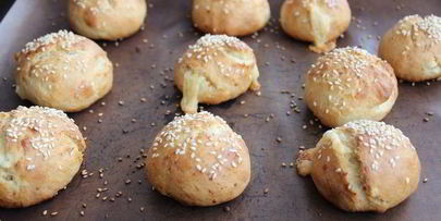 турецкие сырные булочки с кунжутом