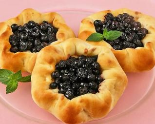 Ватрушки с черной смородиной