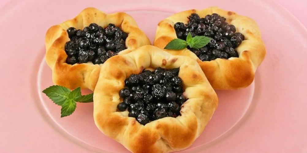 Рецепт ватрушки с черной смородиной