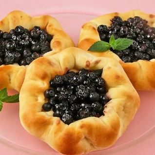 Ватрушки с черной смородиной