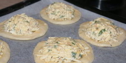 ватрушки с копченым сыром и чесноком