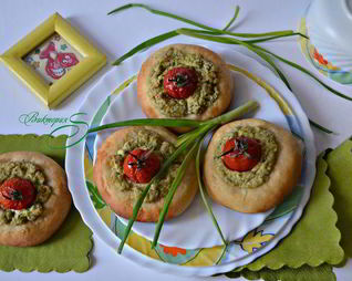 Ватрушки с творогом и помидорами черри