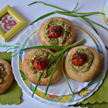 Рецепт Ватрушки с творогом и помидорами черри