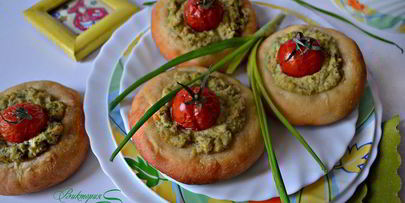 ватрушки с творогом и помидорами черри
