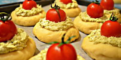 ватрушки с творогом и помидорами черри