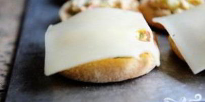 запеченные булочки с тунцом и сыром