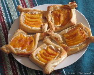 Быстрые слойки с рикоттой и персиками