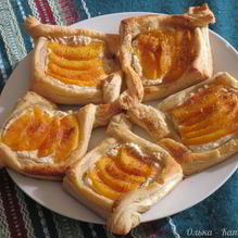 Рецепт Быстрые слойки с рикоттой и персиками