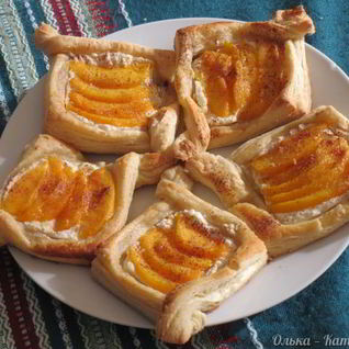 Быстрые слойки с рикоттой и персиками