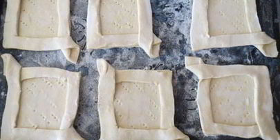 быстрые слойки с рикоттой и персиками