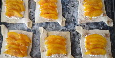 быстрые слойки с рикоттой и персиками