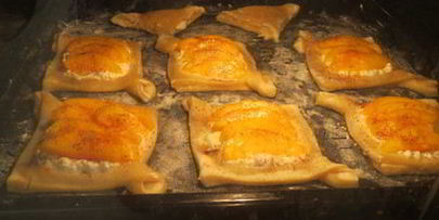 быстрые слойки с рикоттой и персиками