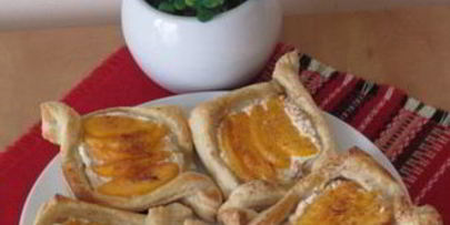 быстрые слойки с рикоттой и персиками