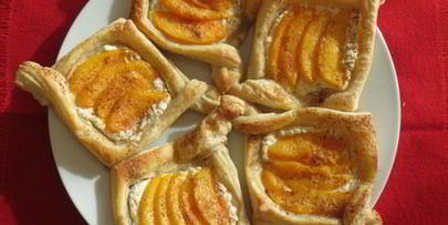 быстрые слойки с рикоттой и персиками