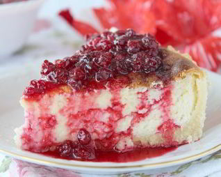 Чизкейк с брусничным соусом