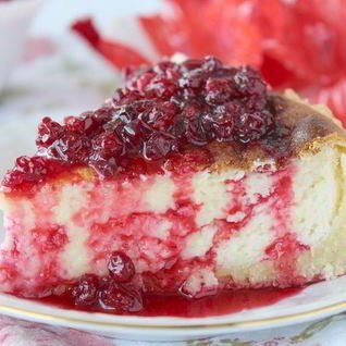 Чизкейк с брусничным соусом