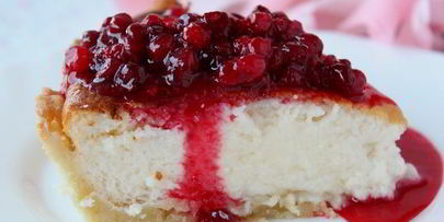 чизкейк с брусничным соусом