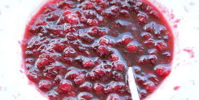 чизкейк с брусничным соусом