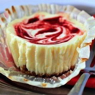 Капкейки — чизкейки с клубникой