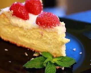 Лимонный чизкейк с клубникой и кокосовой стружкой