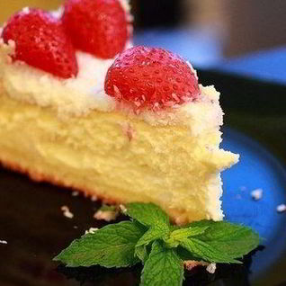 Лимонный чизкейк с клубникой и кокосовой стружкой