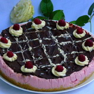 Малиновый чизкейк с двумя видами шоколада