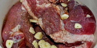 капустные конвертики со свининой и овощами