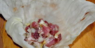 капустные конвертики со свининой и овощами