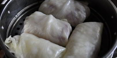 капустные конвертики со свининой и овощами