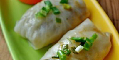 капустные конвертики со свининой и овощами