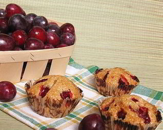 Белковые кексы на манке со сливами