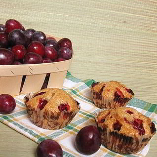 Белковые кексы на манке со сливами