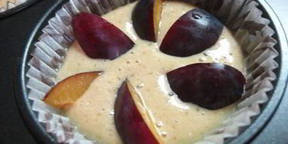 белковые кексы на манке со сливами