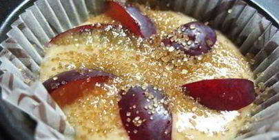 белковые кексы на манке со сливами