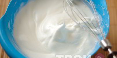 кекс на яичных белках с ягодами